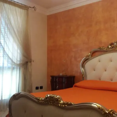 Lady Jolanda לינה וארוחת בוקר 4*
